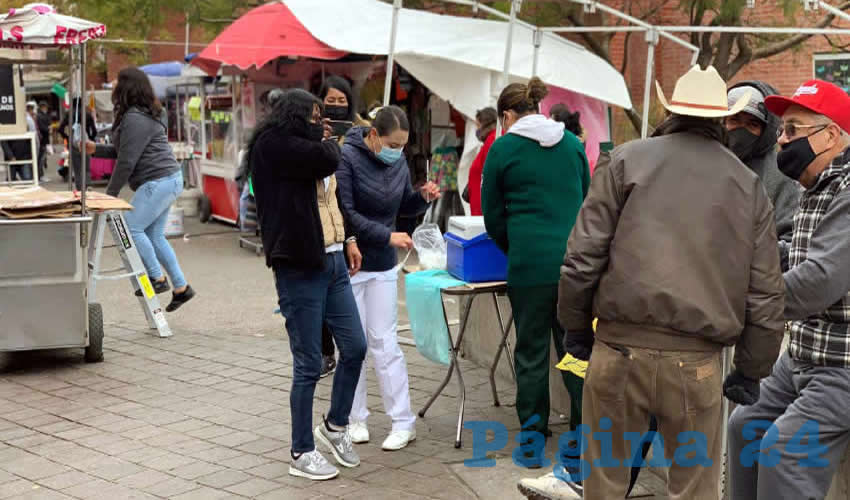 Personal de enfermería del Instituto Mexicano del Seguro Social (IMSS) participa en una campaña itinerante de vacunación contra la Influenza H1N1 en la céntrica Plaza Bicentenario, donde invitan a los transeúntes a aplicarse el medicamento (Foto: Cristo González)