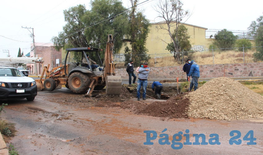 Ayer desde temprana hora, vecinos de las colonias Lomas de Lago, 5 Señores, La Herradura y Santos Bañuelos, denunciaron, mediante redes sociales, una fuga de agua potable que provocó el escurrimiento de muchísimos litros del recurso hídrico por calles muy transitadas (Foto: Rocío Castro Alvarado)