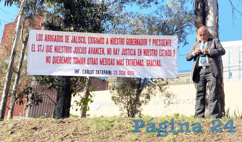 Decenas de abogados se plantaron afuera de Ciudad Judicial, donde colocaron mantas en protesta por las restricciones impuestas en el Supremo Tribunal de Justicia de Jalisco, pues pese a que había citas programadas para ingresar nuevas demandas, no las están recibiendo/Foto: Francisco Tapia
