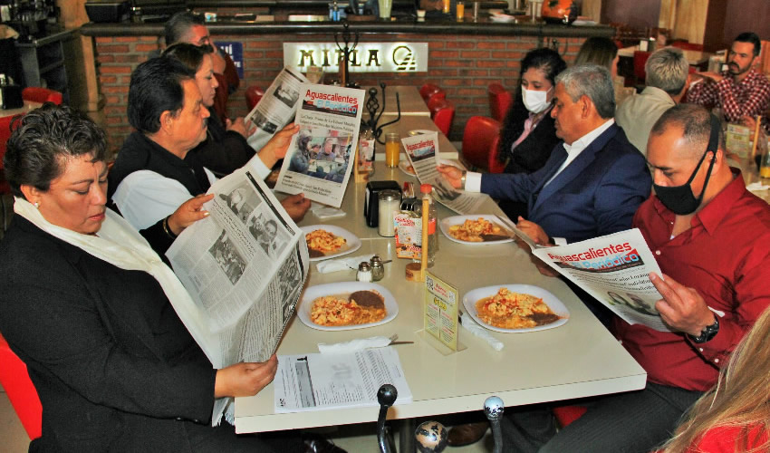 En el restaurante Mitla desayunaron Griselda Lugo, Ra&uacute;l Ruiz Dondiego, Ana Lilia Mu&ntilde;oz, Juan Jos&eacute; Reyes; Elisa Aguilar, Luis Armando Delgado y Carlos Jim&eacute;nez, integrantes de Redes Sociales Progresistas