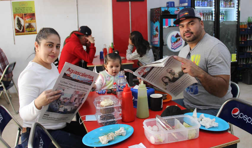En el restaurante El Maizito Azul desayunaron Mariel Barrera, su hija Antoniella y su esposo Jes&uacute;s Baca