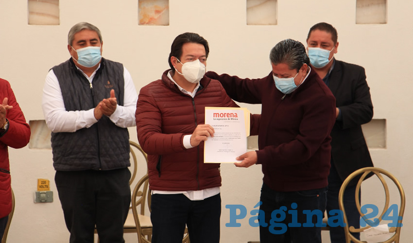 En rueda de prensa, Mario Delgado Carrillo, presidente nacional del Movimiento Regeneración Nacional (Morena), entregó a David Monreal Ávila su constancia como registro único aprobado en el proceso interno de Morena para la selección de candidato a gobernador en el estado de Zacatecas, para este proceso electoral (Foto: Rocío Castro)