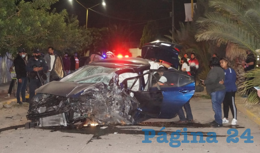 El flamante Nissan Versa quedó destruido mientras que su conductor, Martín Salvador Valdez Marín, de 31 años, sufrió severas heridas