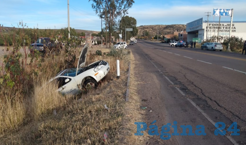 Así quedó el auto Nissan Sentra, junto a la carretera a Calvillo, cuyos tripulantes fueron hospitalizados