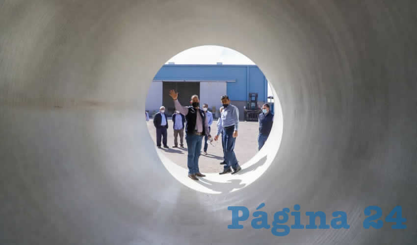  Durante el recorrido, representantes de la empresa explicaron al mandatario estatal que en esta planta fabrican, con materiales de calidad y avanzada tecnolog&iacute;a, la tuber&iacute;a de la l&iacute;nea principal del Distrito de Riego 001