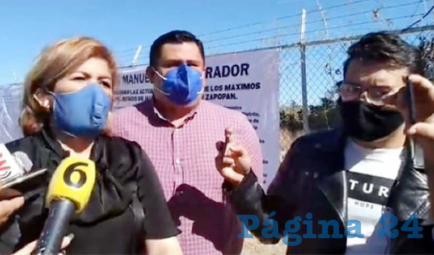“En caso de que quiten las mantas las vamos a volver a colocar, pero creemos que las autoridades van a respetar nuestro derecho de hacer público lo que está ocurriendo”, dijo Ana Lucía Galindo, representante de los vecinos despojados… Pero fue todo lo contrario/Fotos: Francisco Tapia