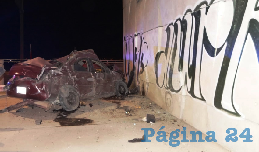 El auto Dodge Neón se estampó dos veces contra un muro del distribuidor vial
