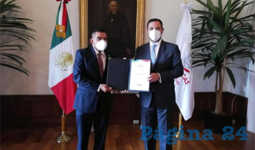 Mensaje al flamante secretario de seguridad pública, Arturo López Bazán (en la foto con el gobernador Alejandro Tello, recibiendo su nombramiento): “Zacatecas es territorio del señor Mencho...” (Foto: Gobierno del Estado)