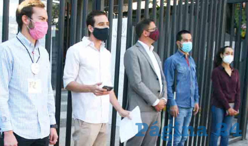 “El proceso de juntar firmas es una irresponsabilidad, ya que al tomar la foto el rostro debe estar descubierto; además de que la aplicación marca como “inválida” la imagen. Por esta y otras razones, los candidatos independientes exigieron “piso parejo” para contender/Fotos: Francisco Tapia
