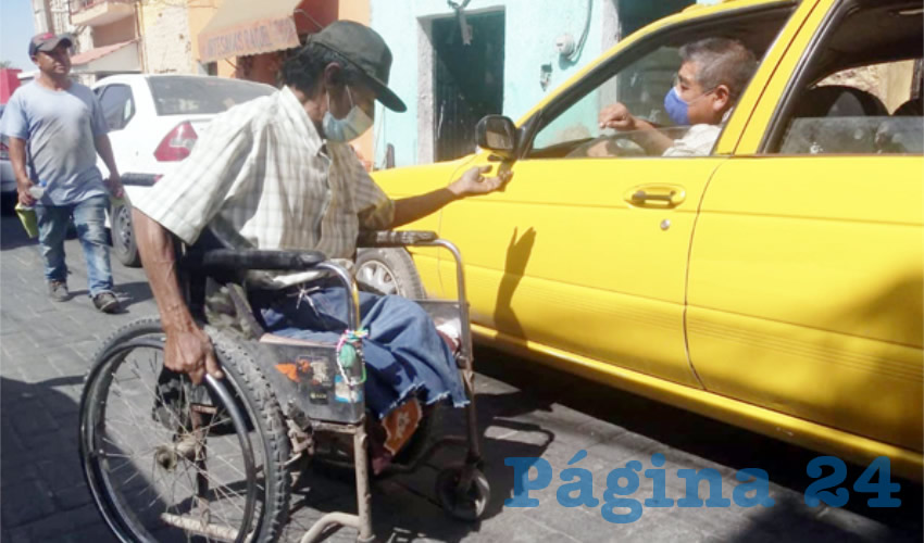 Para Mateo la situación ha sido difícil: un accidente le dejó sin piernas, lo abandonó su esposa y ahora enfrenta el día a día sin nadie que le dé trabajo; en el ayuntamiento le niegan despensa y se le dificulta la movilidad, por los camiones sin rampas para discapacitados/Foto: Francisco Tapia