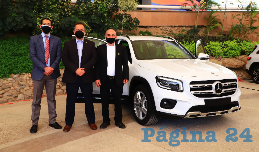 La Universidad Aut&oacute;noma de Aguascalientes recibi&oacute; en donaci&oacute;n dos veh&iacute;culos por parte de la empresa Daimler 