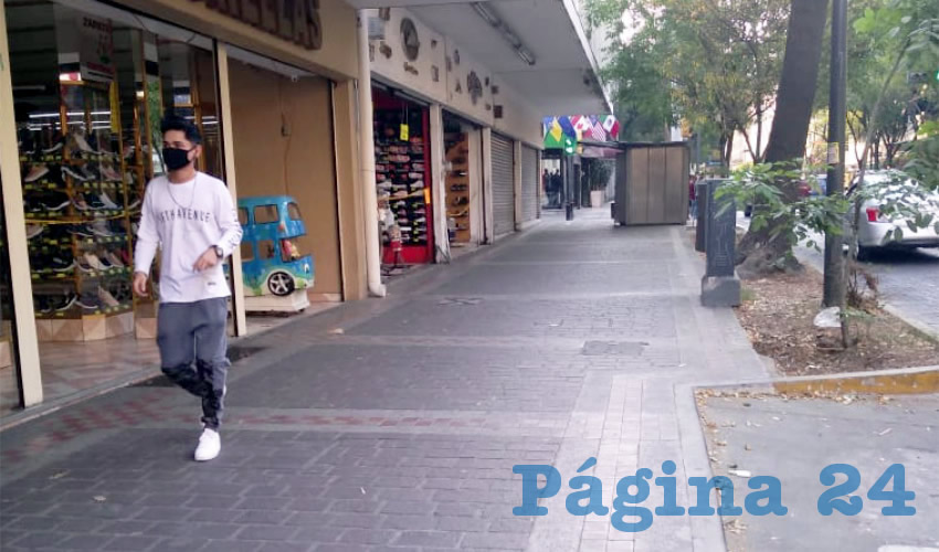 Desde zapaterías hasta negocios de primera necesidad, en numerosos establecimientos del centro de Guadalajara se hace evidente la falta de clientes/Foto: Francisco Tapia