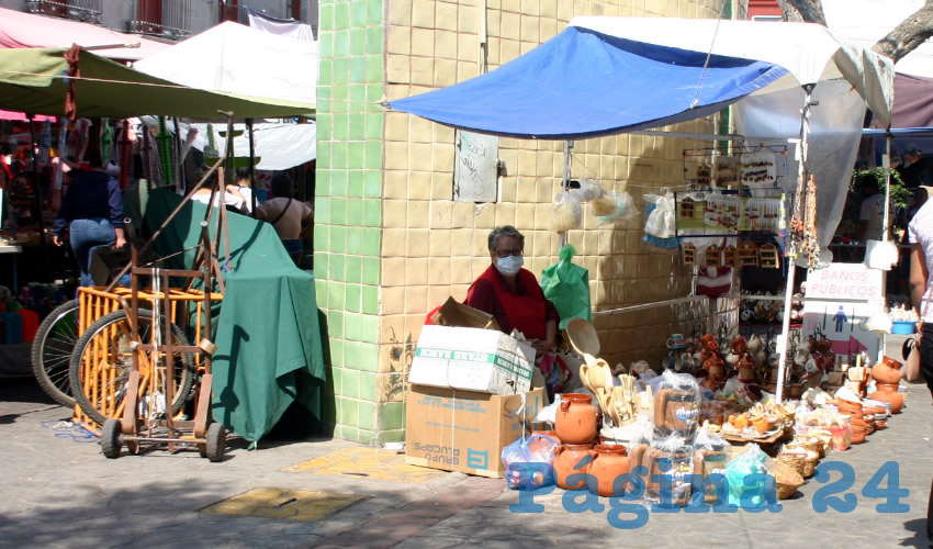 Comerciantes que trabajan en el tianguis de Tonalá, el principal foco económico del municipio, han visto mermados sus ingresos, pues antes de la pandemia sus ganancias eran cuantiosas, y ahora apenas logran solventar sus gastos diarios/Foto: Francisco Tapia