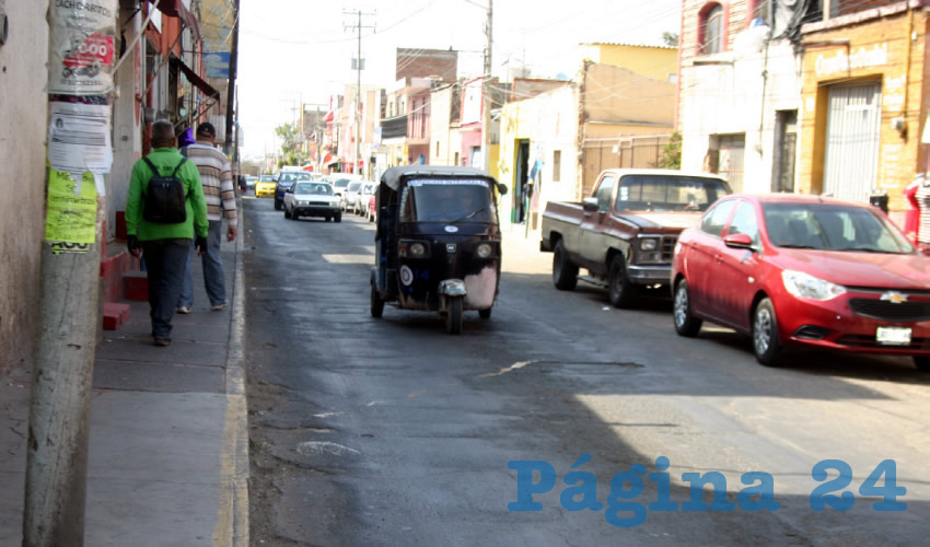 En una de las bases de mototaxis ubicada en el municipio alfarero, choferes esperan de sol a sombra, a veces hasta 12 horas, para conseguir pasaje. Hay días en que ganan lo de la gasolina, pues las personas tienen menos movilidad debido a la pandemia/Foto: Francisco Tapia