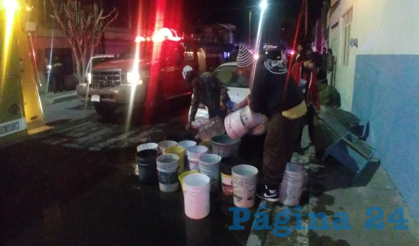 Los vecinos intentaron salvar a las víctimas lanzando cubetadas de agua
