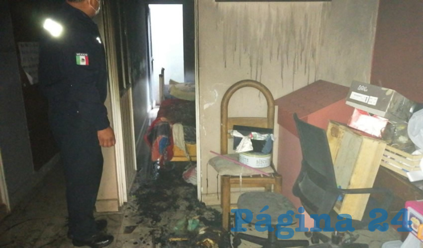 El fuego arras&oacute; con los muebles y ropa de una habitaci&oacute;n, adem&aacute;s de da&ntilde;ar las paredes y el techo