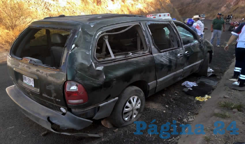 La camioneta Dodge Caravan verde, que tripulaba un matrimonio y sus dos hijas