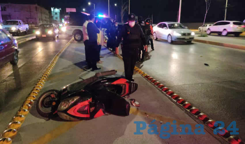 A bordo de esta moto Italika, Luis Miguel Sánchez Briseño, de 51 años, se accidentó en avenida Aguascalientes Sur