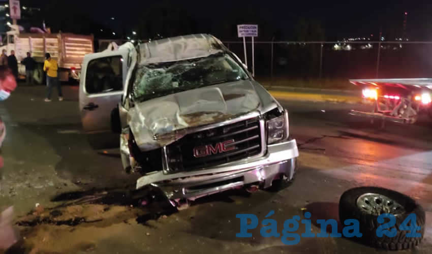 Totalmente destruida qued&oacute; la camioneta GMC Sierra, que guiaba el briago Alejandro de Jes&uacute;s Contreras Ram&iacute;rez, de 33 a&ntilde;os