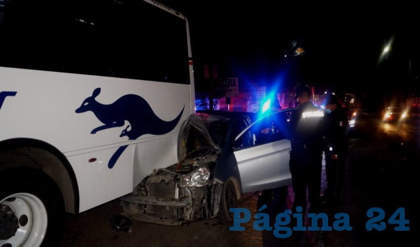 Un borracho qued&oacute; herido, al estrellarse el Dodge Attitude plata contra un cami&oacute;n estacionado, en avenida Aguascalientes Poniente