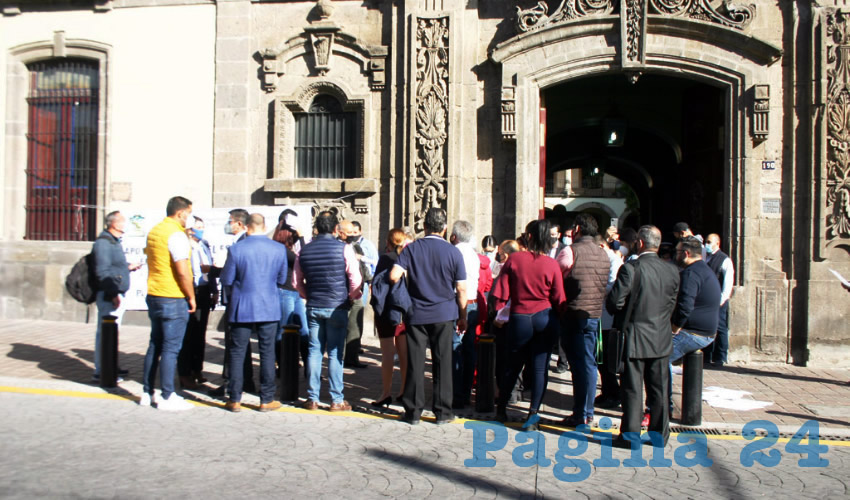 Litigantes volvieron a exigir a las autoridades que pongan en marcha los juzgados, pues además de que los ciudadanos no acceden a la justicia, ellos no pueden ejercer su profesión, por lo que no pueden llevando el sustento a casa/Fotos: Francisco Tapia