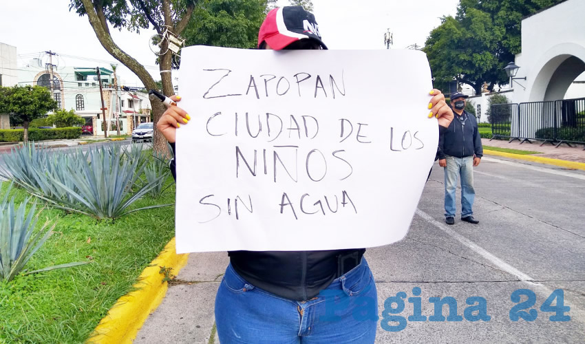 El problema es añejo y autoridades de Zapopan y del gobierno del estado lo saben. En la imagen, una protesta afuera de Casa Jalisco, del 10 de agosto del año pasado, donde los vecinos de Valle de los Molinos ya daban cuenta de la falta de agua y de las nulas acciones para garantizarles este derecho humano/Foto: Archivo Página 24