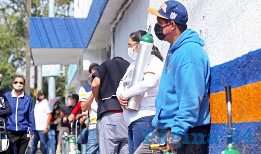 En las empresas donde se da el servicio están abarrotadas y desde antes del amanecer hacen fila para obtenerlos, lo que dificulta a “otros enfermos” el acceso al preciado oxígeno, no se diga del elevado precio que ha alcanzado/Foto: Archivo Cuartoscuro