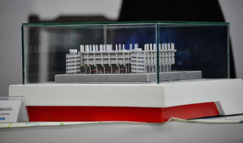 Representantes del Club Necaxa entregaron la representaci&oacute;n en miniatura del estadio Victoria al Ayuntamiento