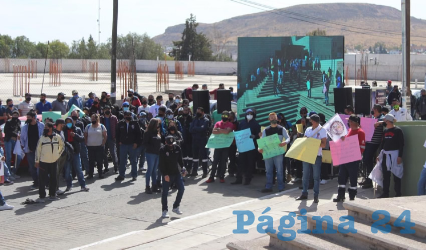 Cerca de 500 vehículos y camiones de pasajeros salieron de Fresnillo, en caravana, para acudir a la Delegación del Instituto Mexicano del Seguro Social (IMSS) de Zacatecas para exigir atención médica adecuada para los trabajadores mineros, sus familias y para todos los derechohabientes (Foto: Cortesía)