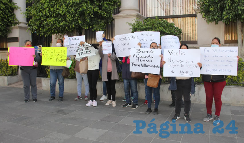 Madres de familia se manifestaron afuera del Congreso del Estado para exigir que Veolia se vaya (Foto: Juan Fernando Reyes Ortega)