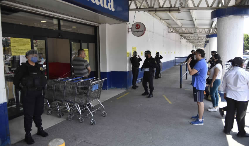 Mayores de 60 años y mujeres embarazadas presentaron quejas ante la CEDHJ porque les impiden el acceso a tiendas de autoservicio, departamentales y de comercio, como parte de las medidas preventivas del Estado debido a la pandemia por Covid-19/Foto: Cuartoscuro