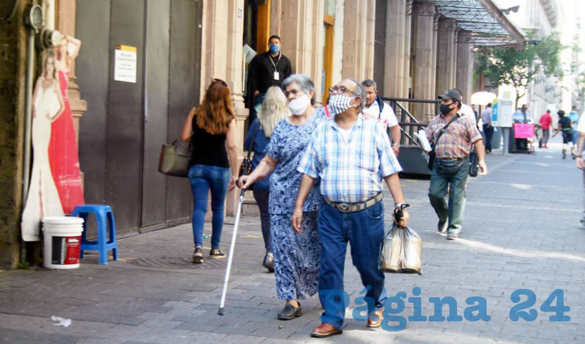 Si bien hay restricciones para que adultos mayores o menores ingresen a plazas, tianguis y tiendas de autoservicio o comercio, y que solo un integrante por familia realice las compras, lo cierto es que no faltaron en zonas concurridas como San Juan de Dios u Obregón/Fotos: Francisco Tapia
