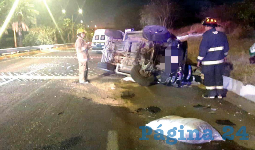 La camioneta Toyota quedó sobre su lado izquierdo