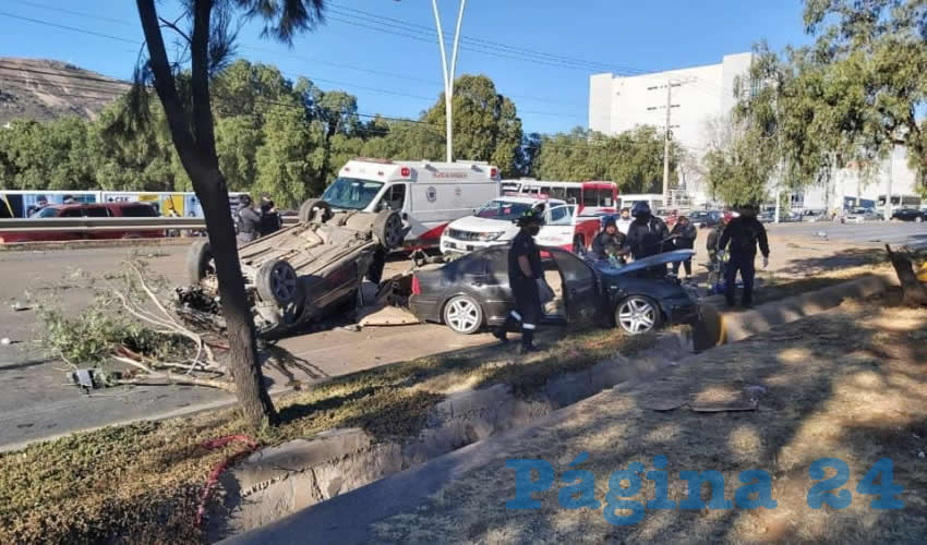 Alrededor de las 08:50 horas de ayer se suscitó una carambola y volcadura sobre el bulevar metropolitano, en la que dos hombres resultaron heridos tras el percance (Foto Cortesía)