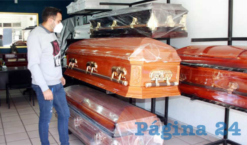 Abraham Hernández, propietario de una funeraria en Tonalá, indicó que apenas está bajando la demanda de los servicios funerarios, ante el elevado número de decesos generado por la pandemia/Foto: Francisco Tapia