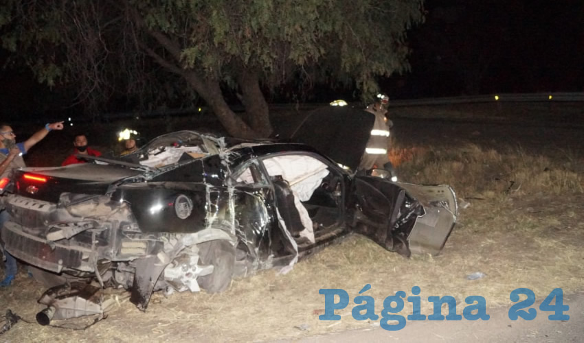 El Chevrolet Camaro se estampó contra un poste y un árbol