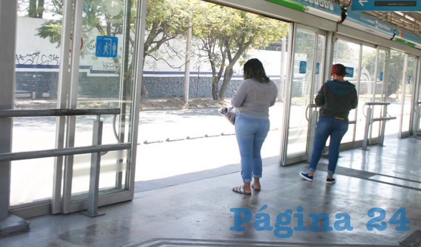 En varias estaciones del sistema de transporte articulado ya no hay puertas, lo cual es sumamente peligroso para los pasajeros; ahí está el servicio de calidad que prometió el gobernador Enrique Alfaro, tronaron usuarios del servicio/Foto: Francisco Tapia