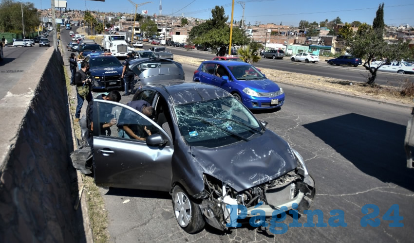 Así quedo el carro Nissan March gris que guiaba Daniel “N” “N”, de 34 años
