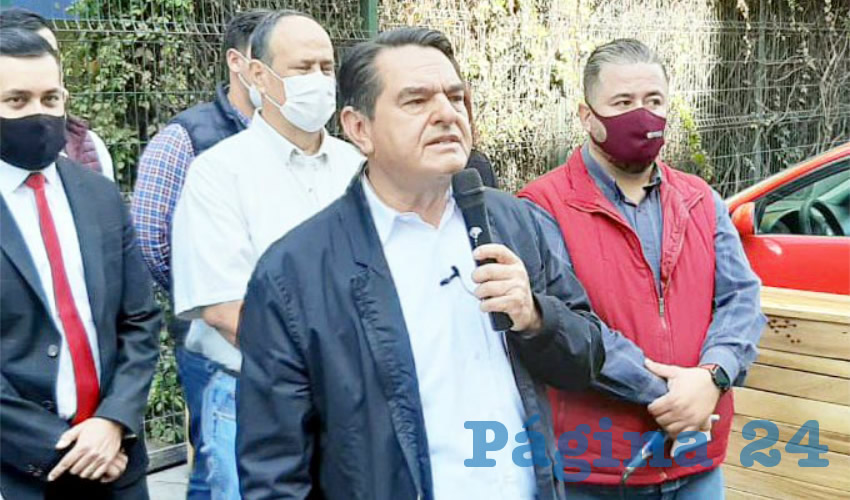 “No les basta A Toda Máquina, no les bastan las medicinas caras, las hieleras de 11 mil pesos, no les bastan los negocios en obras públicas, los negocios descarados en la ciclovías, entonces también la justicia es negocio en Jalisco”, tronó Hugo Rodríguez contra el alcalde zapopano y el gobernador de Jalisco, afuera del restaurante Los Otates/Foto: Francisco Tapia