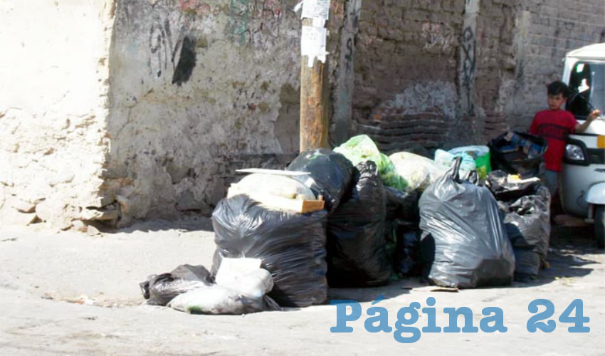 En muchos puntos de Tonalá la gente tiene la mala costumbre de apilar desechos en las esquinas, y el municipio a cargo del alcalde Juan Mora no los sanciona/Foto: Francisco Tapia