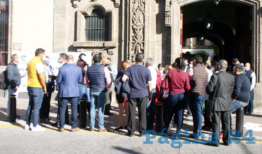 “Tienen que reconocer que hay vicios y que es un tema que incomoda, no pueden decir que deben cerrar Ciudad Judicial por el alto flujo de personas cuando ellos mismos propician la necesidad de que vayamos constantemente”. Que hagan bien su trabajo, que se actualicen para no quedar varados, exigieron una vez más los litigantes/Foto: Archivo Página 24