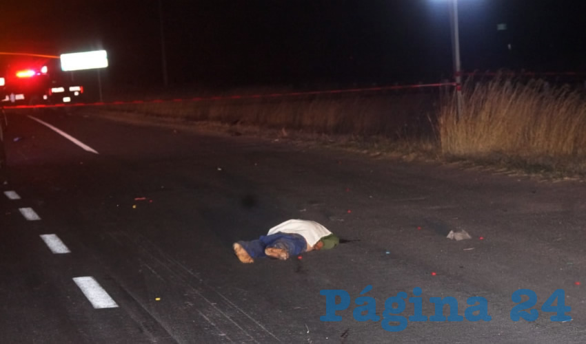 Sobre la carretera federal 70 oriente, en El Llano, quedó el cuerpo de la víctima, que al cierre de esta edición no ha sido identificada