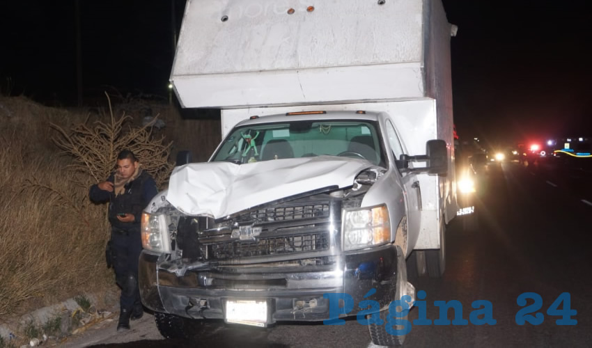 La camioneta Chevrolet 3500 blanca, con las huellas del brutal atropello que le costó la vida a un sujeto identificado como “Don Panchito”