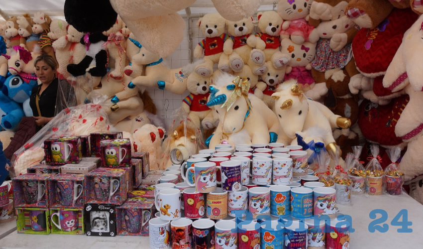 Osos de peluche, perfumes, joyería, lencería, chocolates, cosméticos, tazas, pasteles, productos para el cuidado personal, entre otros, destacan entre los principales que se ven en el primer cuadro de la ciudad (Foto: Merari Martínez)