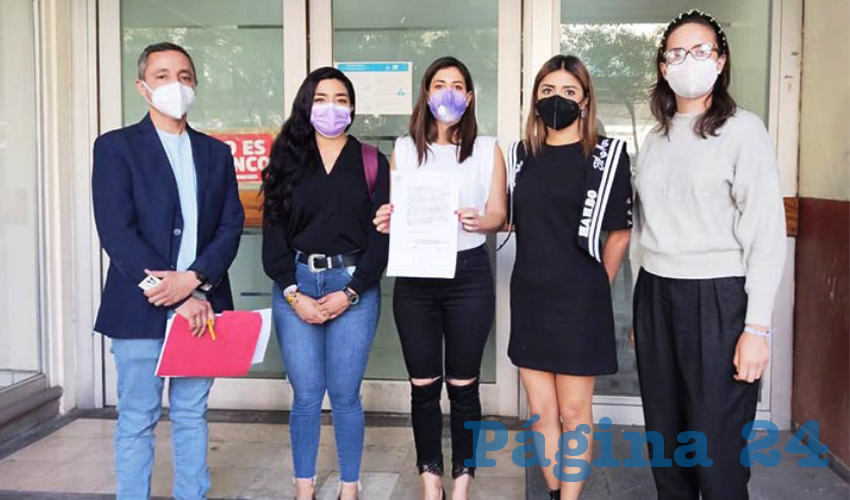 A las afueras del edificio legislativo que se ubica en avenida Juárez, feministas manifestaron que en caso de que proceda el juicio político en contra de ambos funcionarios, se podrá dejar un antecedente a nivel nacional de cara a la lucha empleada por años para erradicar cualquier tipo de violencia política en contra de las mujeres/Foto: Especial