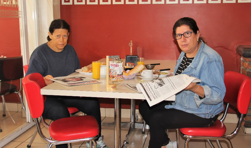 En el restaurante Mitla desayunaron las hermanas y maestras Sandra Sonia y Nora Jiménez Hernández