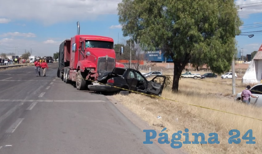 De manera increíble, resultaron ilesas las dos personas que iban a bordo del carro Nissan Sentra