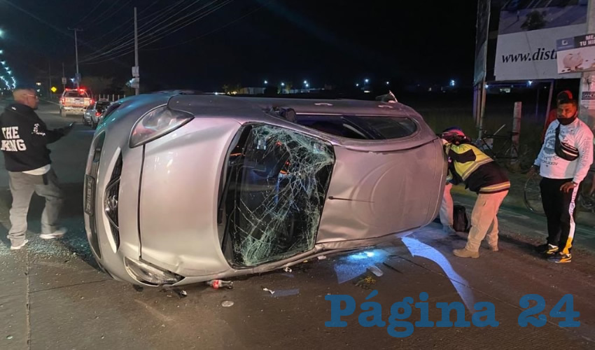 El auto Nissan March, utilizado como Uber, quedó volcado sobre su costado izquierdo
