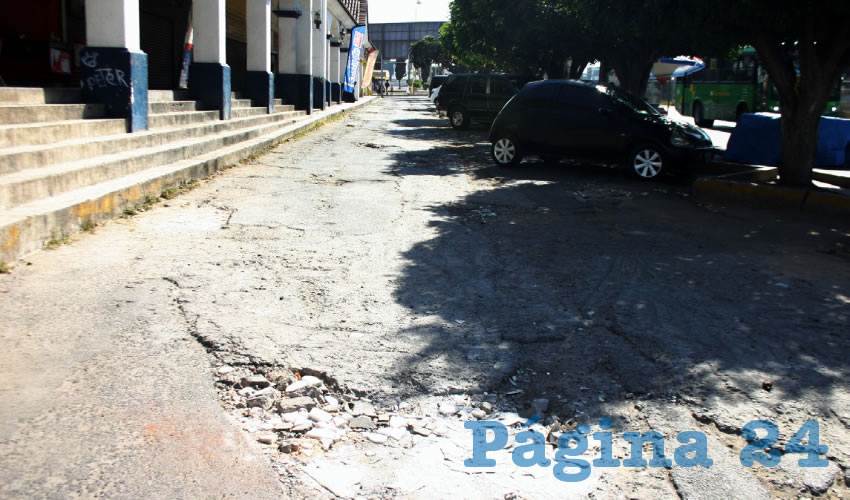 Los alrededores de la Central Nueva, en Tlaquepaque, lucen olvidados por las autoridades; además del pésimo estado de las calles, las farolas de las calles fallan, la policía apenas pasa y es frecuente que escasee el agua, lamentaron vecinos/Foto: Francisco Tapia