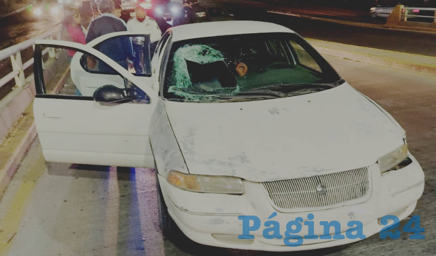 El auto Chrysler Cirrus blanco, con las huellas del fuerte accidente